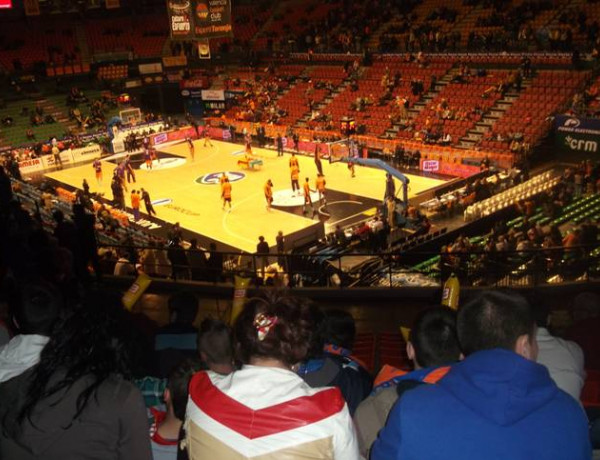 Menores del Centro de Acogida de Formación Especial ‘Campanar’ asisten al partido número 200 del Valencia Basket en competición europea