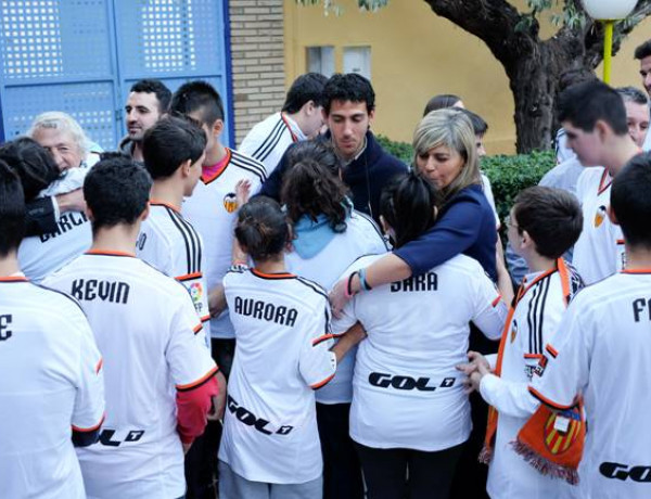 Jugadores del Valencia C.F. visitan a los jóvenes atendidos en el centro 'Campanar' acompañados por la consellera de Bienestar Social de la Generalitat Valenciana
