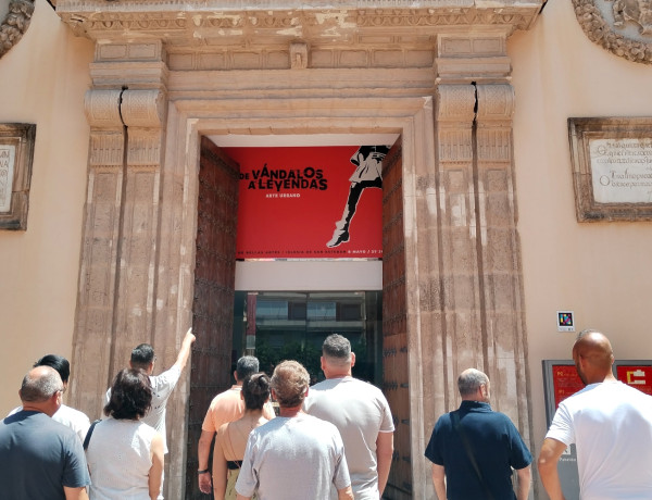 Personas usuarias  de Heliotropos visitan la exposición 'De Vándalos a Leyendas'