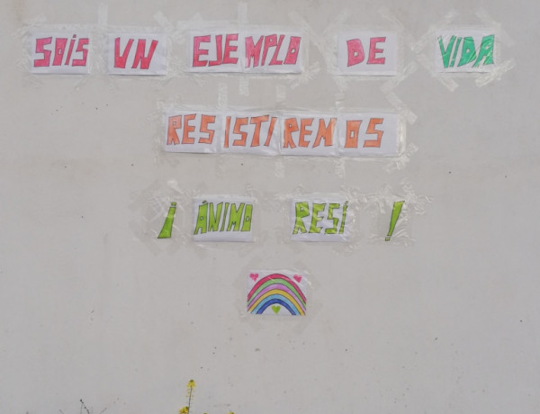 Vecinos de la localidad de Alcaraz (Albacete) decoran la fachada de la Residencia ‘Nuestra Señora de Cortes’ con mensajes de ánimo y apoyo. Fundación Diagrama. Castilla-La Mancha 2020.