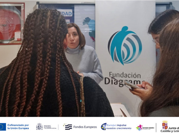 Verónica Álvarez presenta el programa a estudiantes universitarias