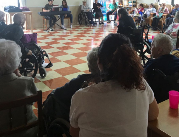 Visita de alumnas del conservatorio de Segovia a la residencia 'Virgen de Veladíez' de Espirdo. Fundación Diagrama 2017.