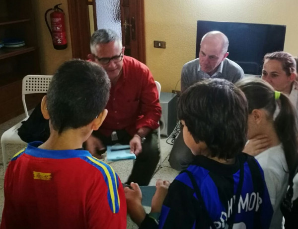 Los jóvenes del centro de acogida de Massamagrell reciben la visita del alcalde de la localidad y de un profesional de la Fundació Valencia C.F. Fundación Diagrama. Comunidad Valenciana 2018. 