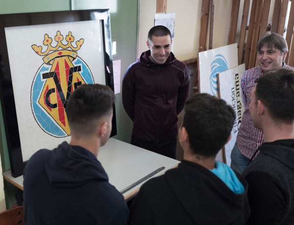Los jóvenes atendidos en el centro socioeducativo ‘Pi Gros’ de Castellón reciben una visita de Bruno Soriano, jugador del Villareal C.F. Fundación Diagrama. Comunidad Valenciana 2018.