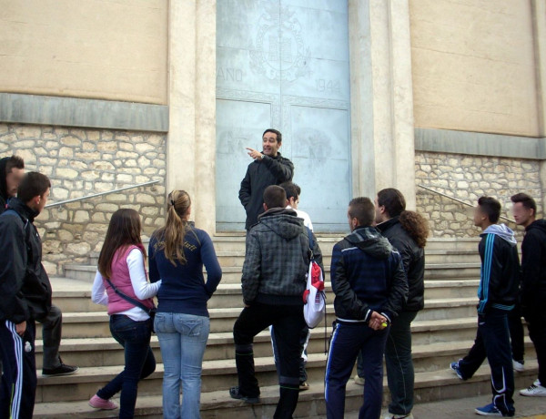 Los menores del Programa de Medio Abierto de Alicante visitan el casco histórico de Elda