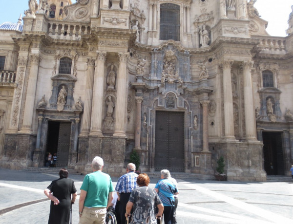 Visita a la Catedral de Murcia. Personas atendidas en la residencia 'Altavida' de Abanilla (Murcia). Fundación Diagrama 2017. 