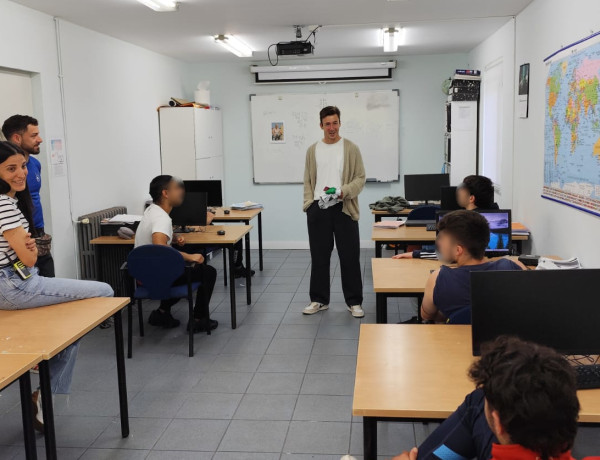 Saúl ofrece una charla a varios menores del centro