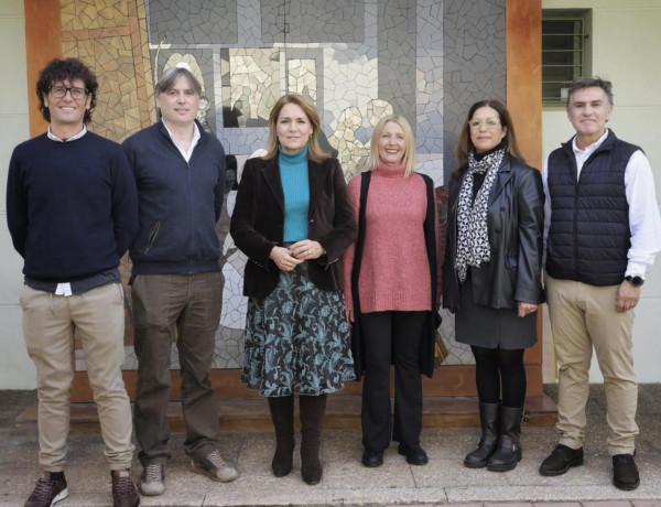 Jóvenes y profesionales de la residencia socioeducativa ‘Pi Gros’ de Castellón reciben la visita de Susana Camarero,