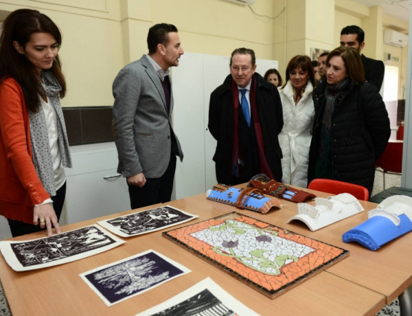 El consejero Emilio de Llera observa los trabajos realizados por los menores del centro 'San Miguel' en talleres prelaborales