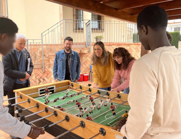 Dos jóvenes de Suñu Keur juegan al futbolín con las fiscales Ana Miñarro y Celia Susana Aldaz