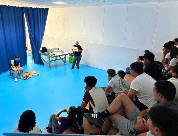 Charla sobre discapacidad visual de Fundación ONCE a jóvenes del centro 'Las Moreras'