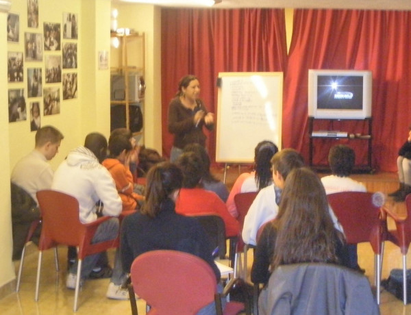 Profesionales de Funsalprodese y Fundación Diagrama imparten una sesión de sensibilización sobre cooperación para el desarrollo a los jóvenes del Programa Labor Activ@te de Baleares.