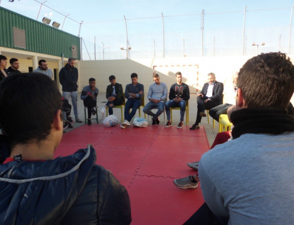 Jugadores de la Unión Deportiva Melilla visitan, junto al presidente del equipo, a los jóvenes del centro ‘Ciudad de Melilla’. Fundación Diagrama 2019.