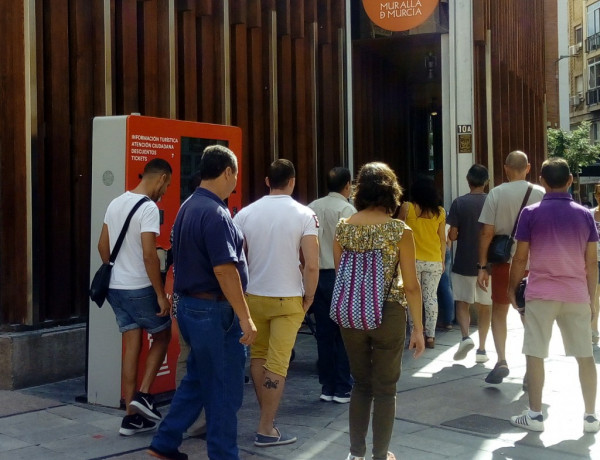 Las personas atendidas en el Centro de Día ‘Heliotropos’ de Murcia realizan una visita cultural a la Muralla de Santa Eulalia. Fundación Diagrama. Murcia 2018.