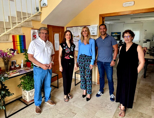 Pilar Torres visita el centro de día 'Heliotropos'
