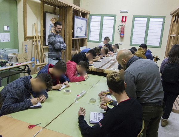 Visita representantes del Villareal C.F. y el Roda C.F. al centro 'Pi Gros'