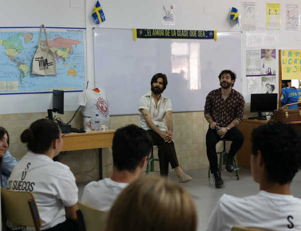 Integrantes de la banda musical "Viva Suecia" visitan a chicos y chicas jóvenes del centro "La Zarza"