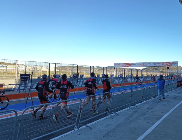 El Duatlón de Cheste agradece el voluntariado de jóvenes de la residencia ‘Pi i Margall’ 