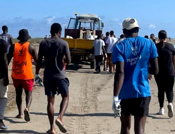 Jóvenes de los centros gestionados por Fundación Diagrama en Cataluña llevan a cabo acciones de voluntariado en la Playa de Migjorn