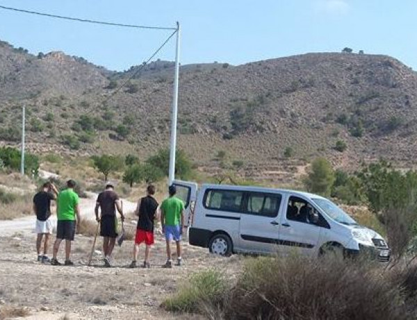 Un grupo de menores del centro ‘La Zarza’ de Abanilla (Murcia) participan como voluntarios en la limpieza de un paraje de Barinas