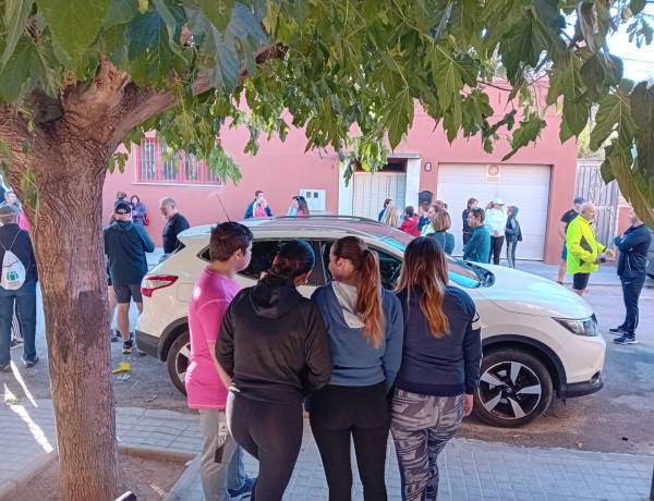 Jóvenes adolescentes de la residencia "Anassim" realizan la IX vuelta a pie de Llanera de Ranes