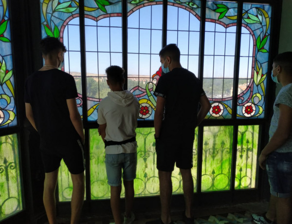 Un grupo de jóvenes atendidos en el hogar ‘Arribes del Tormes’ realiza una visita cultura por la ciudad de Salamanca