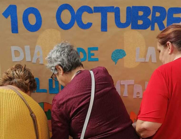 Mujeres colocan mural conmemorativo del Día Mundial de la Salud Mental