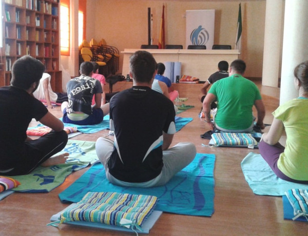 El centro ‘Las Lagunillas’ de Jaén imparte un taller de yoga para mejorar el desarrollo personal y social de los jóvenes atendidos