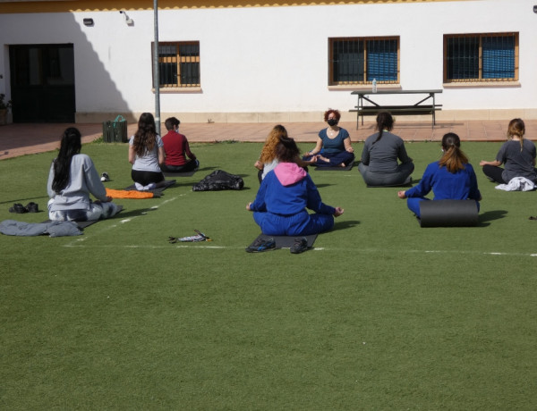 El yoga protagoniza un nuevo taller desarrollado por los menores del centro ‘La Cañada’ de Fernán Caballero (Ciudad Real)