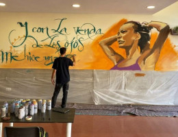 Raúl Ruiz, El Niño de las Pinturas, elaborando el mural en el centro 'Genil'
