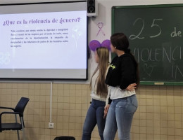 Dos chicas atendidas en 'Las Moreras', durante su exposición en clase sobre la violencia de género