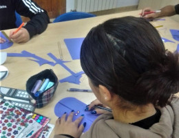 Una joven del centro 'Alea' elabora una puerta violeta