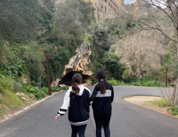Dos chicas completan la subida al Castillo de Xàtiva