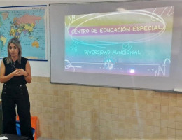 Una de las profesionales del CPEE Pérez Urruti