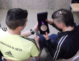 El ciclista paralímpico Maurice Far Eckhard comparte su experiencia deportiva con los jóvenes del centro ‘Campanar’ de Valencia