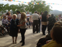 Los residentes del centro ‘Nuevo Azahar’ celebran una verbena con motivo de las Fiestas de Archena