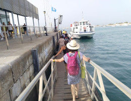 Los jóvenes se embarcan en el ferry