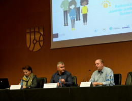 Conferencia final proyecto 'Child Friendly JT'. Nelli Petrova, Sergio Gutiérrez y Aristos Tsiartas