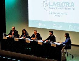 Mesa redonda con empresas y personas usuarias moderada por Cristina Silva