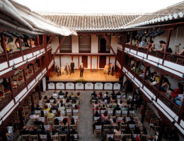 Los menores del centro ‘La Cañada’, en Fernán Caballero (Ciudad Real), disfrutan del Festival de Teatro Clásico de Almagro