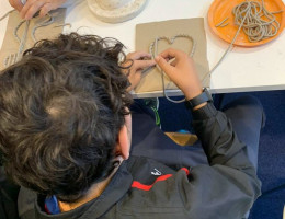 Un joven del centro 'Mas de la Pinaeta' elabora una figura con arcilla