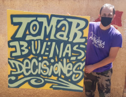 El artista grafitero Dolar One imparte un taller de sensibilización y arte en el Hogar ‘Benalúa’ de Alicante