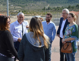 Los representantes de la Delegación de los Derechos del Niño belga hablan con una menor y una educadora en el centro 'La Zarza'