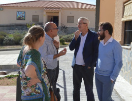 Bernard de Vos conversa con el jefe de Servicio de Ejecución de Medidas Judiciales de Menores murciano, Pedro Molina