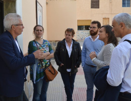 Bernard de Vos y Florence Brion hablan con profesionales del centro 'La Zarza' y el director territorial Jesús Teruel