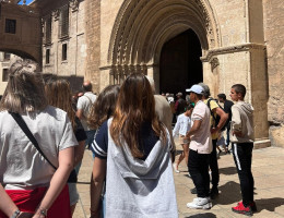 Visita a la catedral valenciana, con el arco de la calle Barchilla al fondo