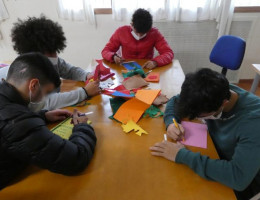 Cuatro jóvenes de La Cañada preparan sus felicitaciones navideñas