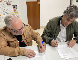 Alberto Mateu y Alberto López, mientras firman el acuerdo