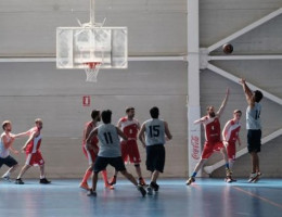 Jornada de convivencia entre los jóvenes del centro ‘Pi Gros’ de Castellón y los jugadores del CB Caudete