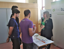 Tres jóvenes en la mesa del Centro de Formación Didactum en el el XXII Baúl del Estudio y del Empleo de Elda